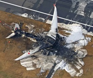 Las impactantes imágenes de cómo quedaron los aviones que chocaron y se incendiaron en Tokio