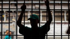Extorsión desde las cárceles continúa poniendo en jaque a autoridades en Colombia