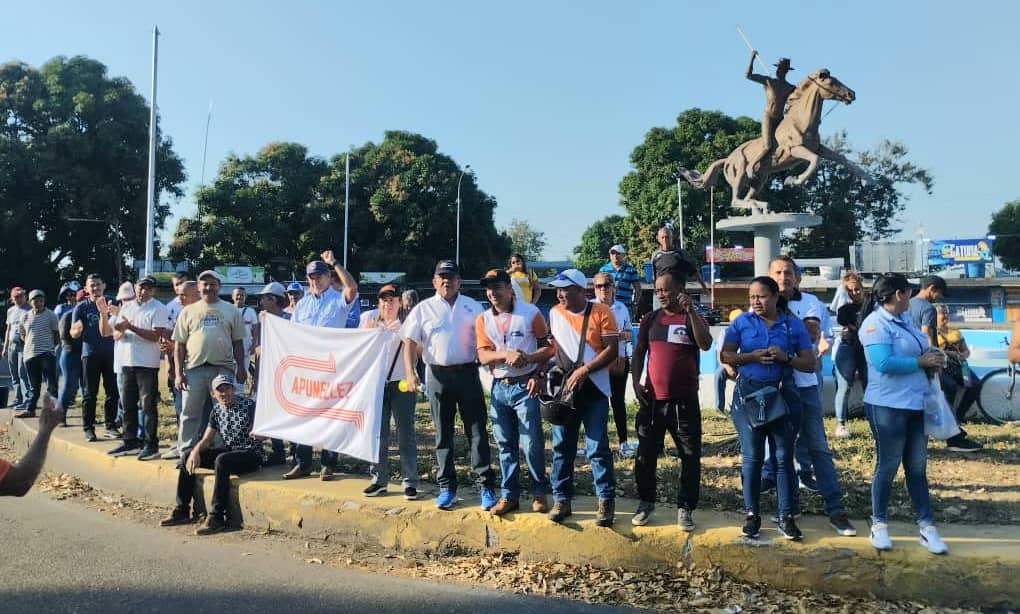 “En Barinas nadie puede vivir con 3,6 dólares de sueldo”: Protestan en la Unellez por un ajuste salarial