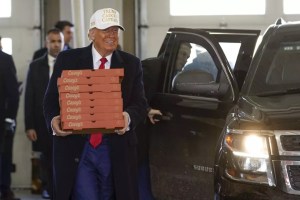 VIDEO: Un Trump sonriente entregó pizzas a un departamento de bomberos en Iowa