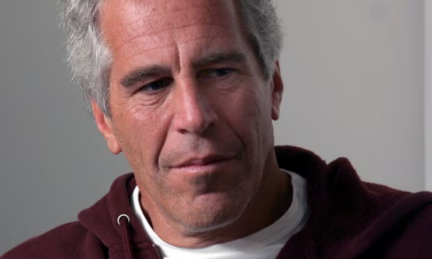 Víctima de Epstein denunció que él le recomendó a un psiquiatra amigo que también la violó