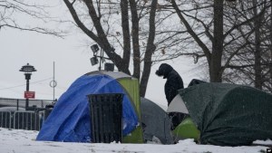 Ante escasez de camas y bajas temperaturas, migrantes venezolanos acampan frente a albergue de Nueva York