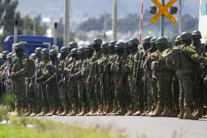 Militares de Ecuador han detenido en seis días a más de mil 300 personas, 143 por terrorismo