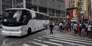 Autobuses con migrantes llegan a Nueva Jersey tras las restricciones en Nueva York