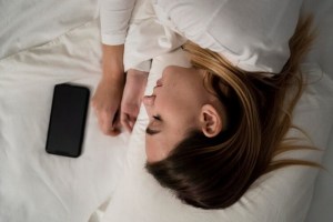 ¿Qué pasa si me duermo con el celular debajo de la almohada?