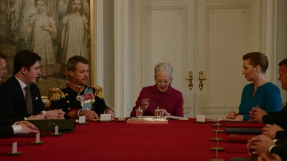 El momento de la firma de la abdicación de Margarita II en favor de su hijo, Federico X (VIDEO)