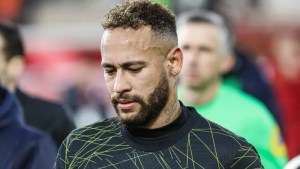 Neymar evoluciona bien de su grave lesión y volverá entre julio y agosto, dijo el médico de la selección brasileña