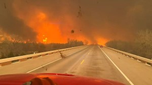 Incendios forestales en Texas: VIDEO aterrador muestra un camión de bomberos entre llamas “apocalípticas”