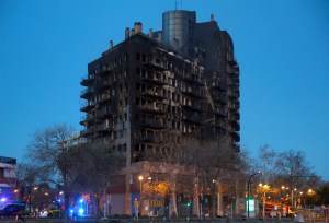 Los bomberos tratan de entrar al edificio incendiado en España en busca de más víctimas