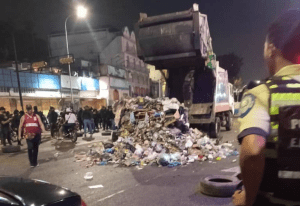 Colectivos chavistas enloquecieron y descargaron un camión de basura frente a módulo policial en Petare