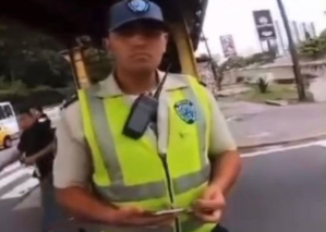 Uniformado de PoliBaruta que se viralizó por pedir “licencia especial” cayó en el ojo del huracán (Video)