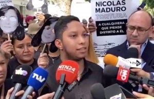 Estudiante John Álvarez protesta por la libertad de Rocío San Miguel (Video)