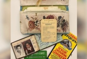 “Una cápsula del tiempo”: Recuperó la billetera que su mamá había perdido hace 40 años