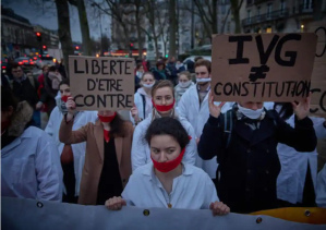 Francia está a un paso de ser el primer país que inscribe el aborto en la Constitución