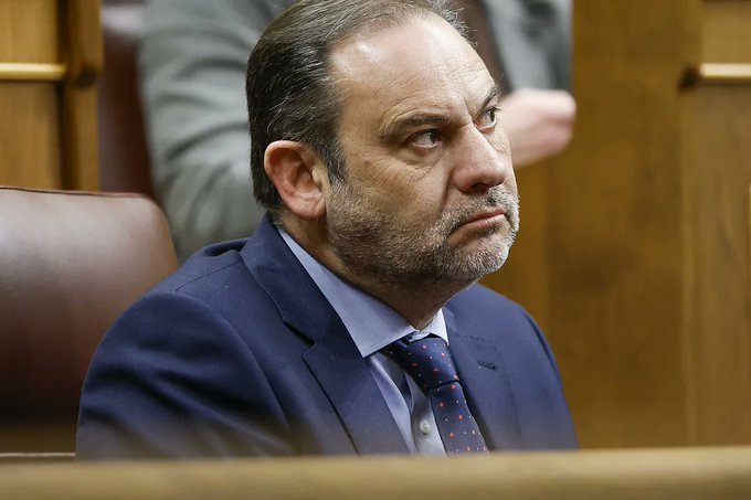 Ábalos desafía al Psoe: dimite como presidente de la Comisión de Interior, pero mantiene su acta de diputado