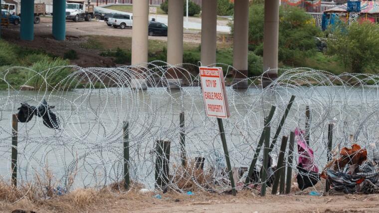Migrantes en la frontera de México denuncian que Texas elevó su cerco de púas a tres metros