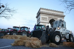 Más de 60 detenidos en protesta agraria junto al Arco del Triunfo en París