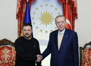 Zelenski llegó a Turquía para hablar de la guerra en Ucrania con Erdogan