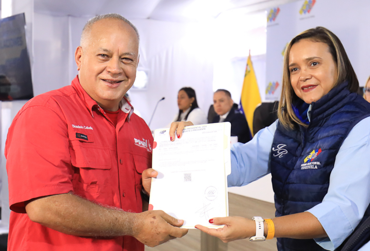 Diosdado Cabello suscribió sin trabas la candidatura de Nicolás Maduro en el CNE (Video)