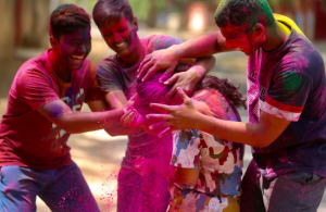 La India tiñe sus calles con una lluvia de color para celebrar Holi