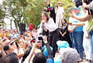“No aguantamos a Maduro”: el clamor a María Corina al hacer su primera parada en Barinas