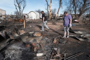 Texas sigue luchando para apagar los enormes incendios forestales
