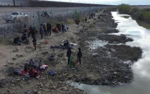 Afecta a varios venezolanos: Clima extremo enferma a niños migrantes que acampan en la frontera de México 