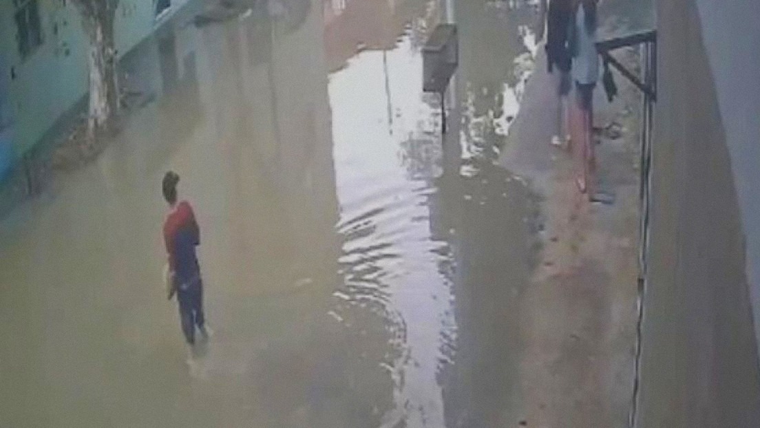 Joven sufrió una descarga eléctrica al tocar un poste durante una inundación (VIDEO)