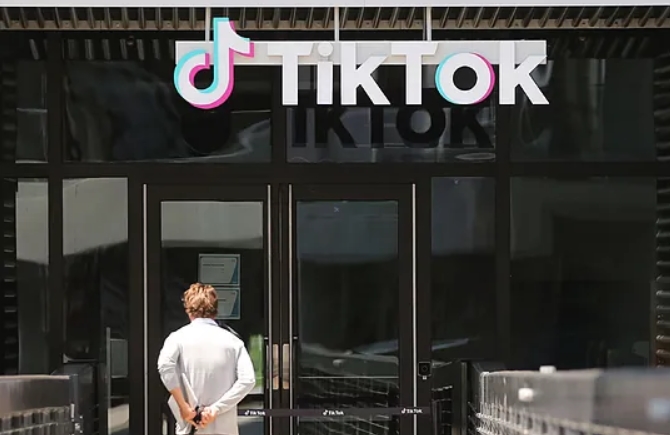 Exsecretario del Tesoro de EEUU, interesado en comprar TikTok con un grupo de inversores