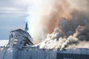 Parte del techo de la antigua bolsa de Copenhague se hunde por el incendio (Fotos)