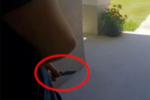 VIDEO: El momento en que joven escondió el cuchillo con el que apuñaló 70 veces a su madre en Florida