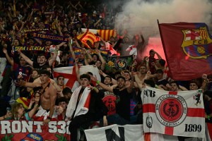 Uefa abrirá un informe por el saludo nazi de aficionados del Barça en París