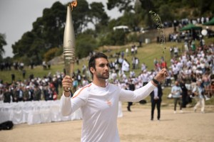 La llama olímpica va rumbo a París 2024 tras ser encendida en Grecia