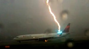 Avión de Delta Airlines aterrizó de emergencia tras sospechas de haber sido alcanzado por un rayo