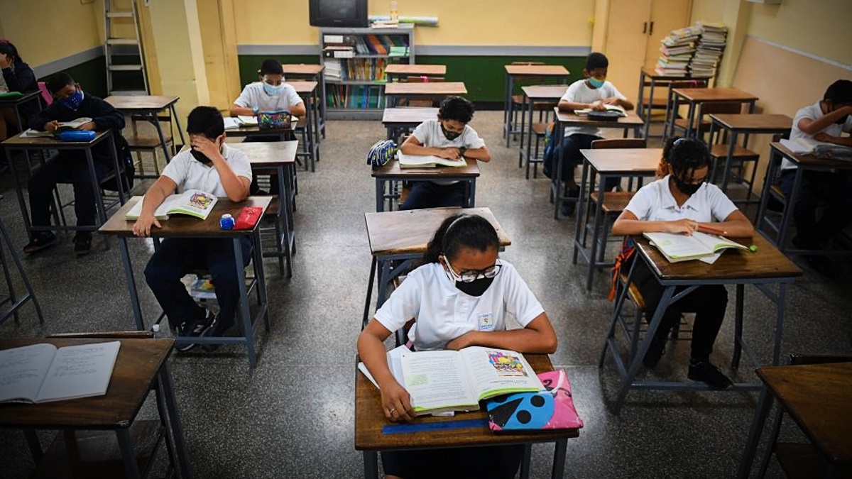 El 57% de los jóvenes en Caracas abandonaron sus estudios debido a la crisis económica