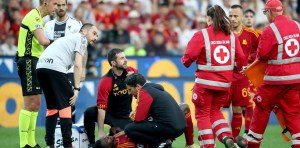 Susto en la Serie A: Futbolista de la Roma se desplomó en pleno partido (VIDEO)