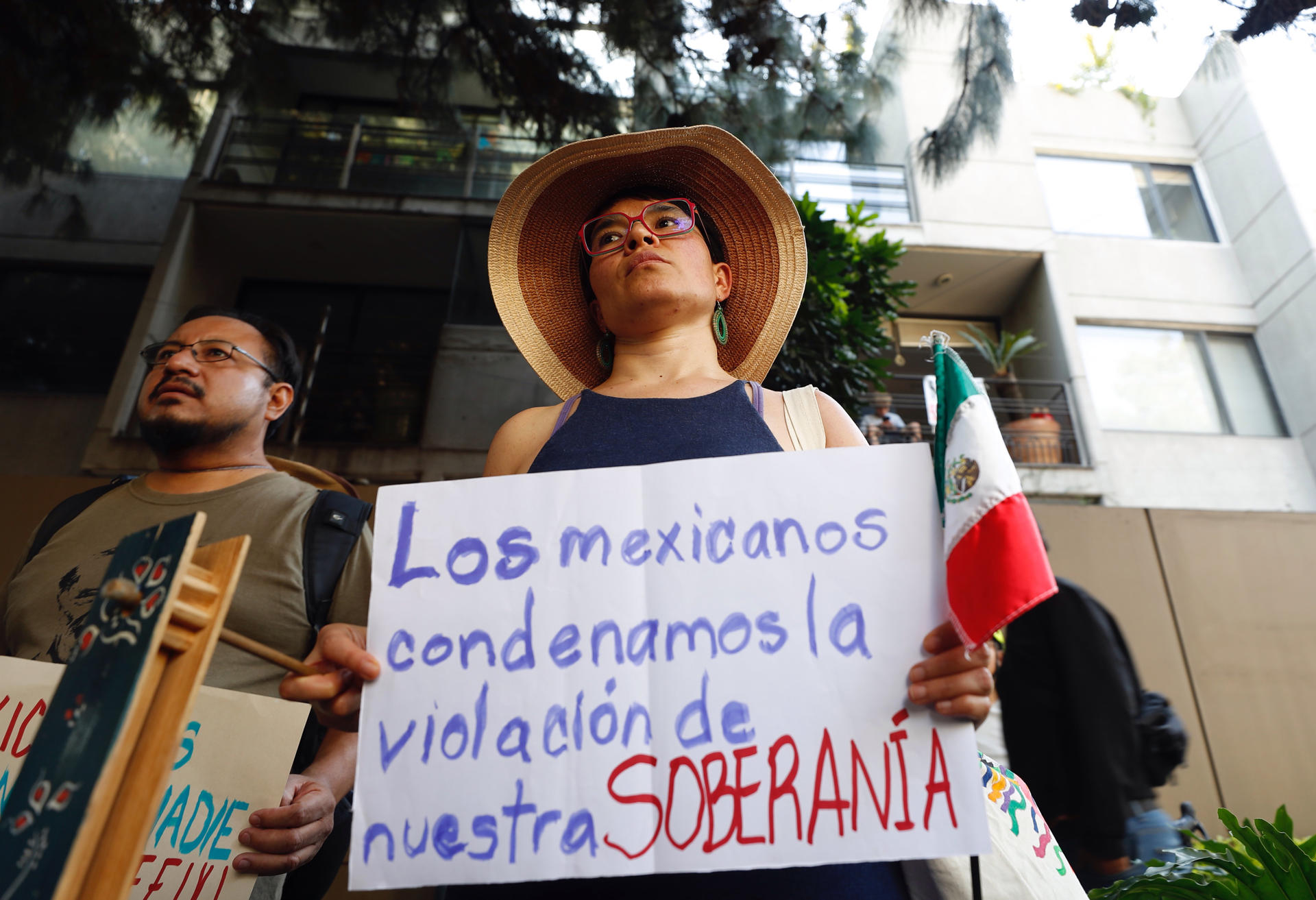 Mexicanos protestaron frente a la embajada de Ecuador para exigir respeto a su soberanía (Fotos)