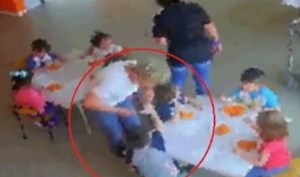 Horror en Milán: maestra amenazaba y ataba de manos a niños en una guardería