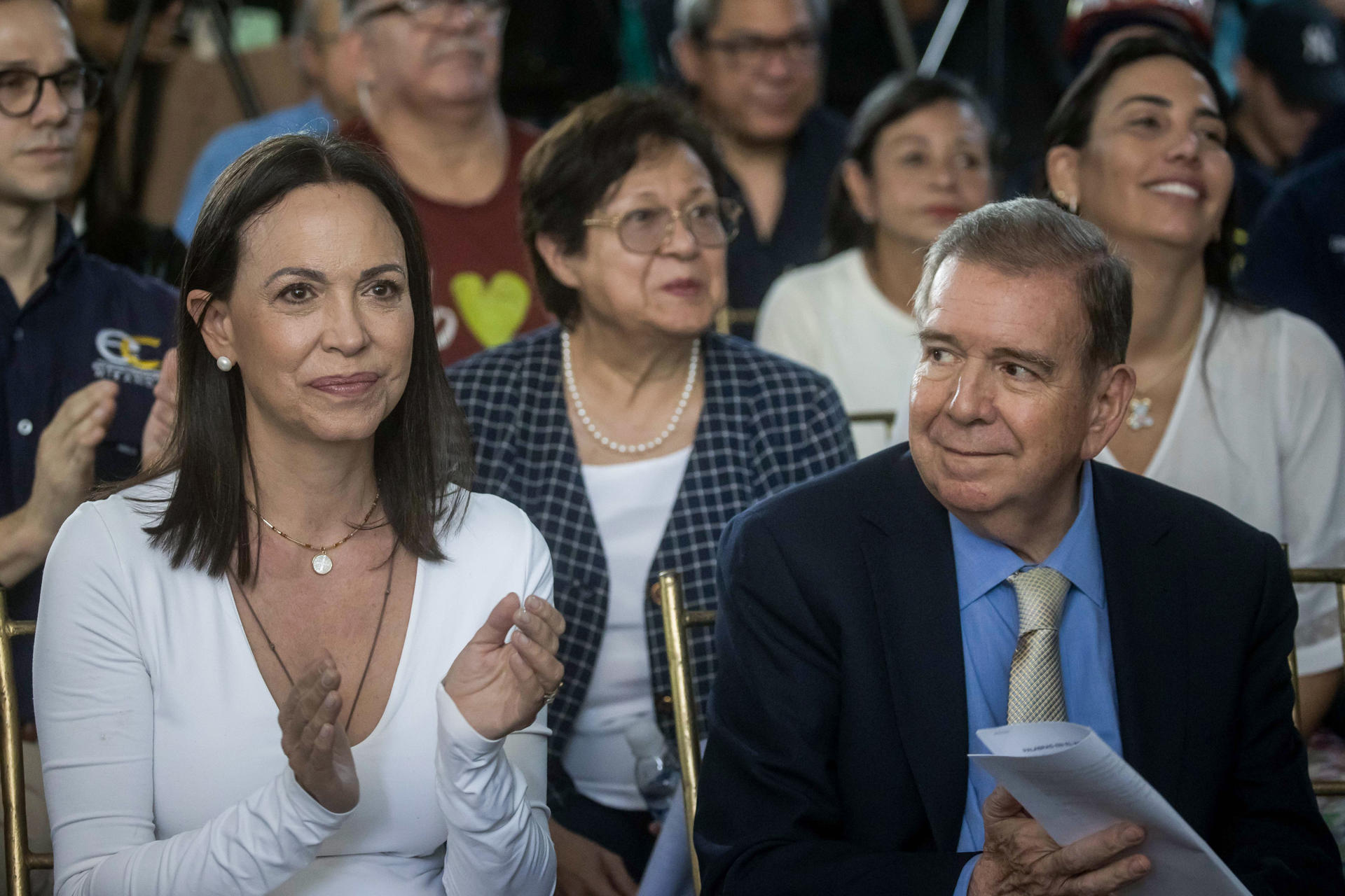 El País: María Corina Machado en la calle y Edmundo González en el despacho, la doble campaña de la oposición venezolana