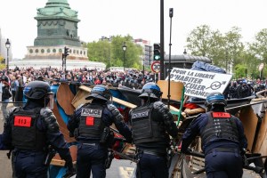Altercados y detenciones durante la manifestación del #1Mayo en París (Videos)