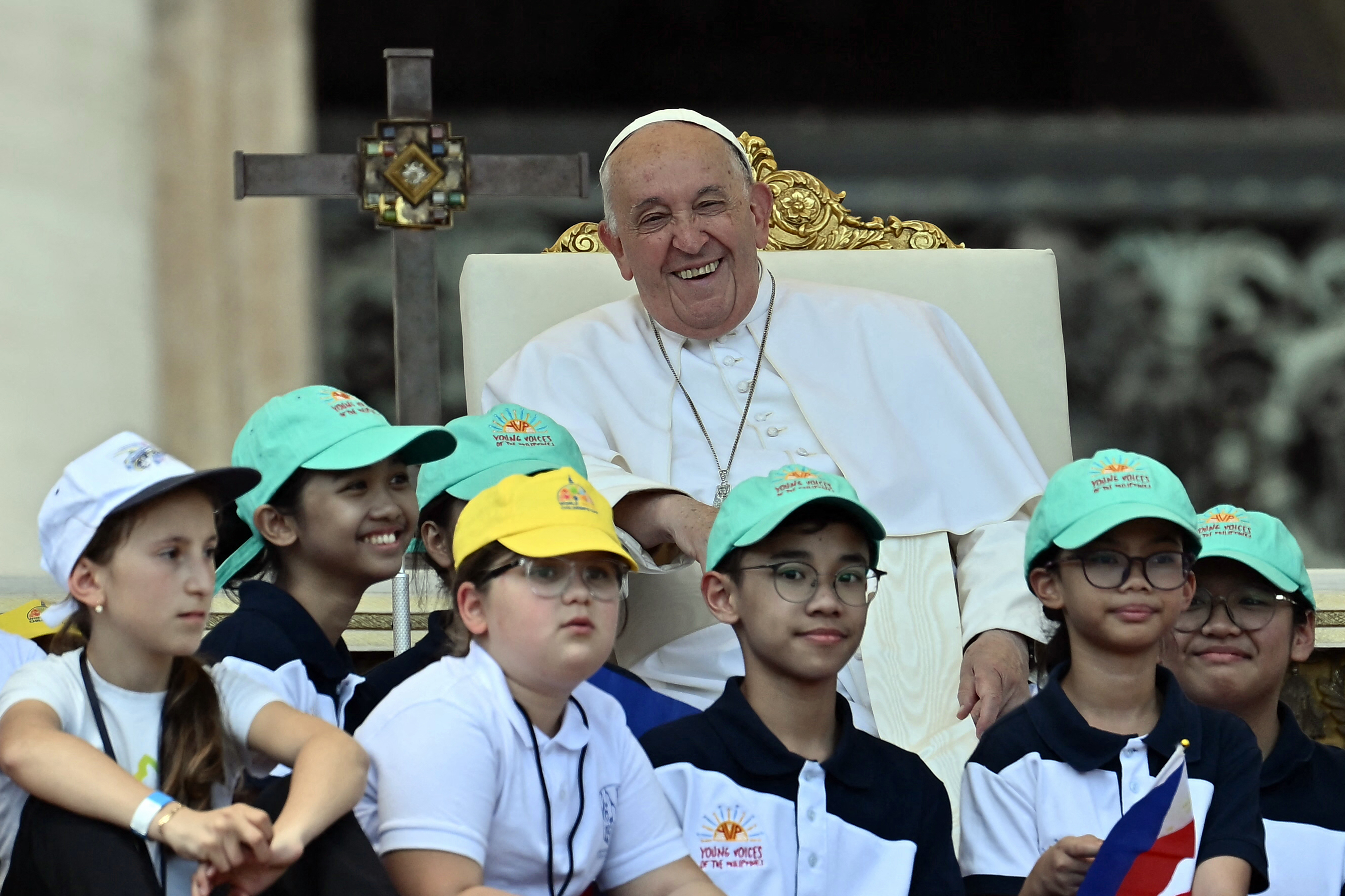 El papa Francisco celebra misa para miles de niños y pide que recen para que no haya guerras