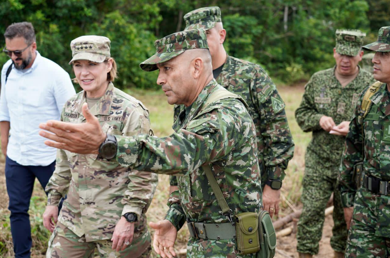 Jefa del Comando Sur de Estados Unidos visitó varias instalaciones militares en Colombia