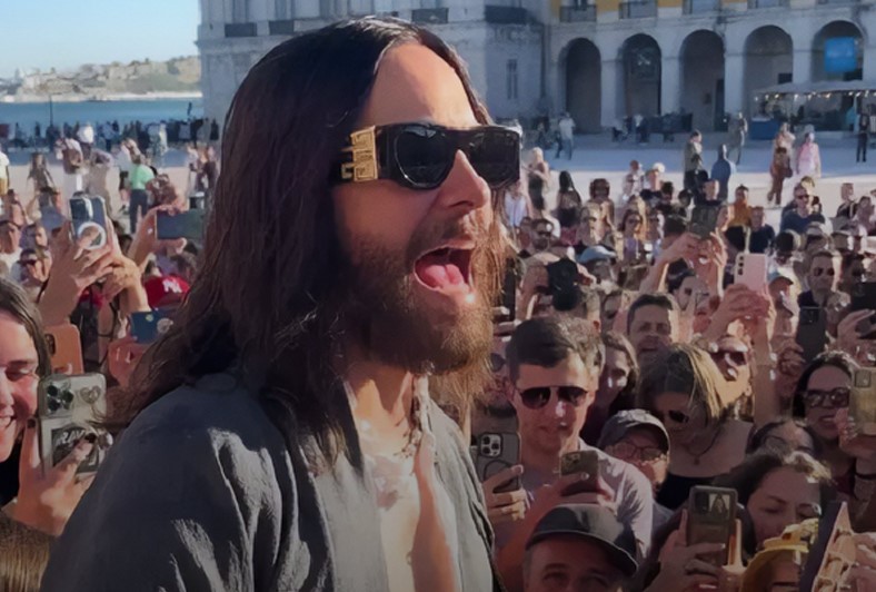 Jared Leto sorprende a sus fans con un concierto improvisado en las calles de Lisboa (VIDEOS)