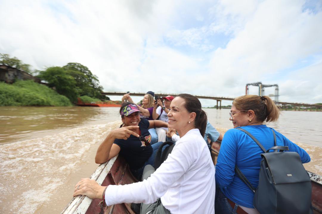 Indetenible: María Corina Machado superó obstáculos del chavismo y llegó a Apure… ¡en canoa!