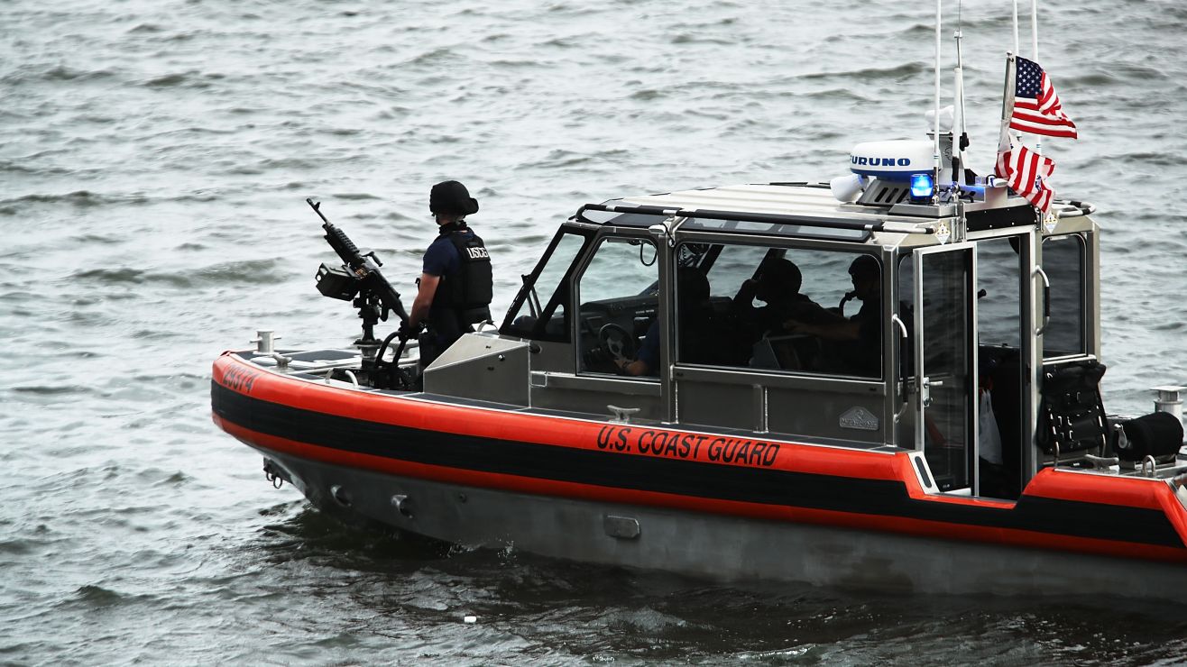 Dramático rescate en alta mar: guardia costera salva a tripulantes de barcaza a punto de hundirse