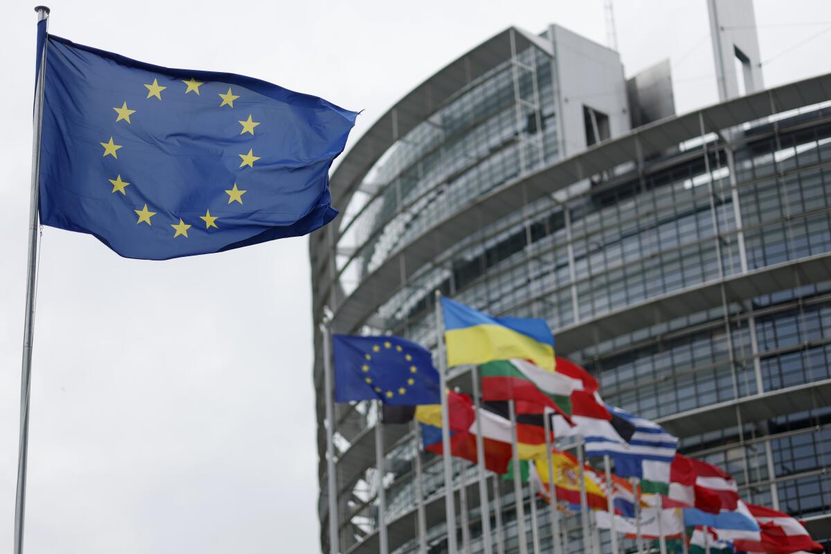 La UE acordó iniciar negociaciones de adhesión con Ucrania y Moldavia