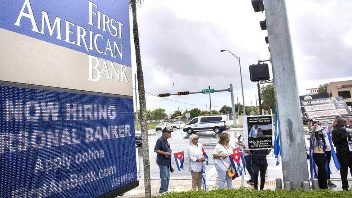 EEUU permite a emprendedores cubanos abrir cuentas bancarias estadounidenses en internet