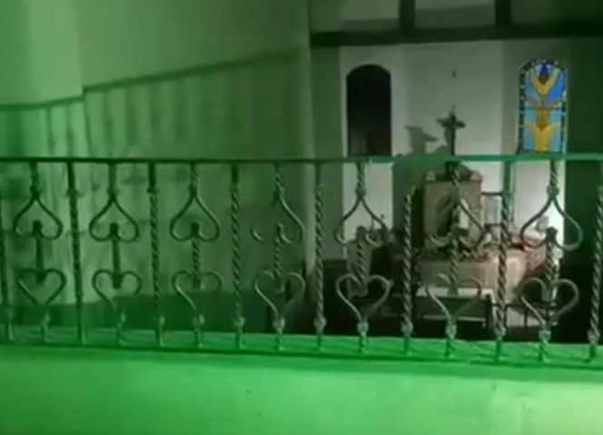 VIDEO: Visitó una iglesia durante la noche y captó a un “fantasma” en medio del templo