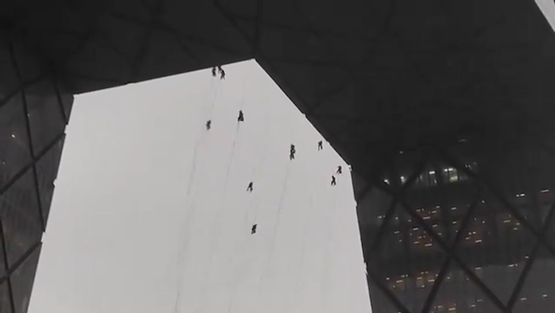 Impresionante VIDEO: Limpiavidrios quedaron colgados de una enorme torre al ser azotados por fuertes vientos
