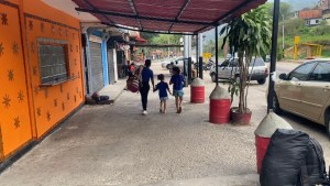 Caminantes huyen de la crisis de Venezuela para refugiarse en Colombia